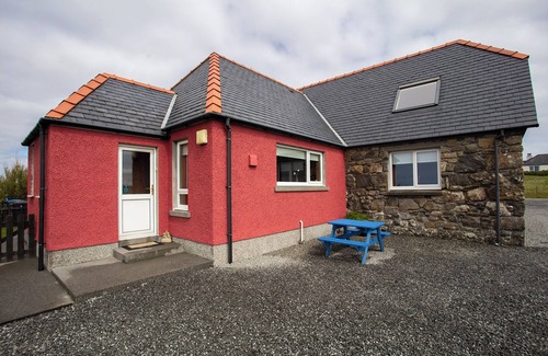 Aisgernis Cottage | KELP COTTAGE, pet friendly in Daliburgh, Isle Of South Uist