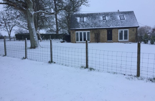 Corton House | Kelpers Barn ,With Fishing available and Wonderful Views Of The Open Countryside