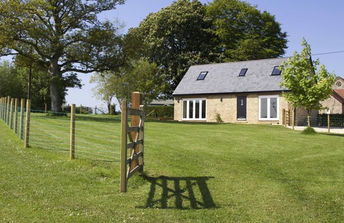 Corton House | Kelpers Barn ,With Fishing available and Wonderful Views Of The Open Countryside
