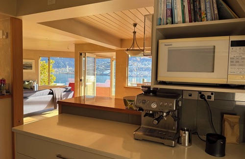 Kelvin Heights House | KELVIN HEIGHTS, QUEENSTOWN - lake views, sunny