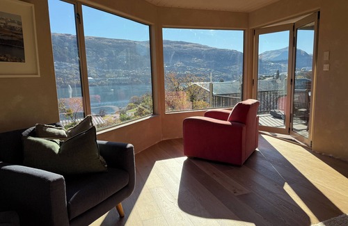 Kelvin Heights House | KELVIN HEIGHTS, QUEENSTOWN - lake views, sunny