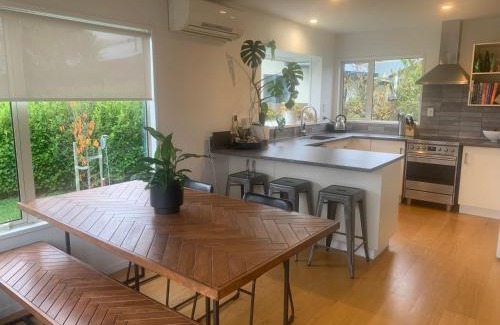 Kelvin Heights House | Kelvin Heights - Sunny 2 Bed Home