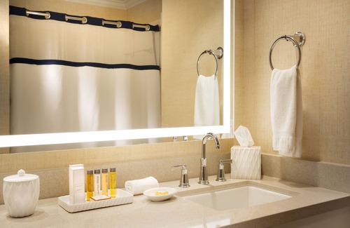 Clear Lake Shores Hotel | Kemah Boardwalk Inn