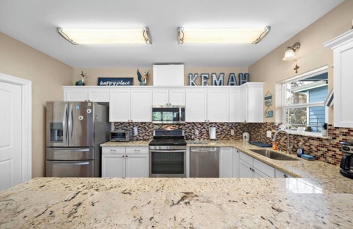 Clear Lake Shores House | KEMAH BREEZE - Walking Distance to Kemah Boardwalk, Restaurants, Shops,