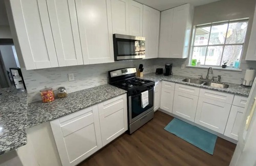 Clear Lake Shores House | Kemah Vacation Home - Pet Friendly!