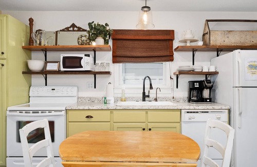 Nags Head Cottage | Kemp & Olive Cottage: Tiny Cottage for Two Guests and Pups!