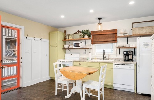 Nags Head Cottage | Kemp & Olive Cottage: Tiny Cottage for Two Guests and Pups!