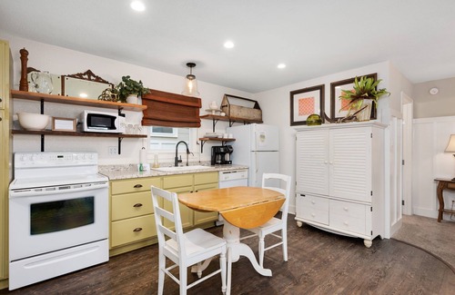 Nags Head Cottage | Kemp & Olive Cottage: Tiny Cottage for Two Guests and Pups!