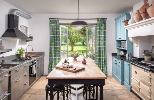 Kempsford House | Kempsford Manor - Seven Bedroom House, Sleeps 14