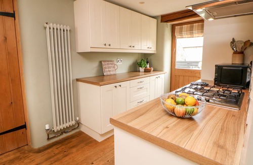 Tideswell Cottage | KEMPSHILL COTTAGE, family friendly, with open fire in Tideswell