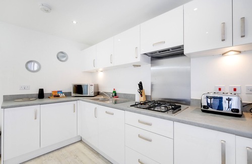 Aylesbury House | Kempster 5 Bedroom 3 Bathroom Serviced House Aylesbury with parking