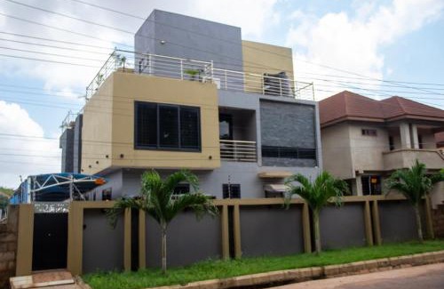 Oyarifa House | Kenest Villa - 3 Master-Bedrooms