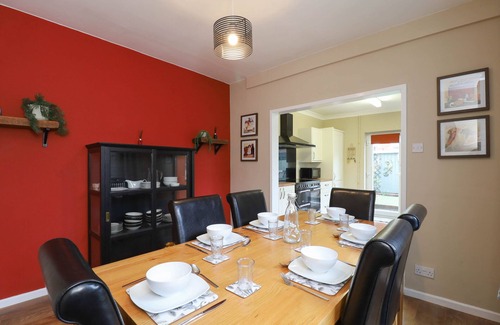 Shanklin Cottage | Kenmare Cottage - a house that sleeps 7 guests in 3 bedrooms