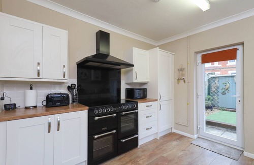 Shanklin Cottage | Kenmare Cottage - a house that sleeps 7 guests in 3 bedrooms