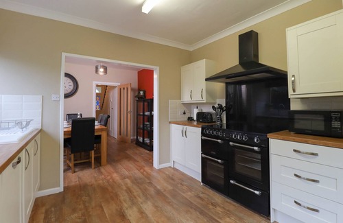 Shanklin Cottage | Kenmare Cottage - a house that sleeps 7 guests in 3 bedrooms
