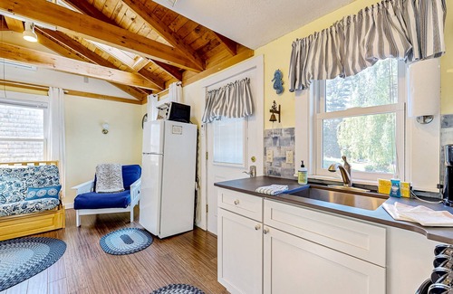 Kennebunk Cottage | Kennebunk cottage w/shared pool - close to beach