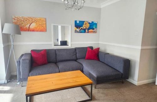 Bicester Villa | Kennedy Villa - 5 Bedroom House with Hot Tub, WiFi, Free parkings, Close to Bicester Village