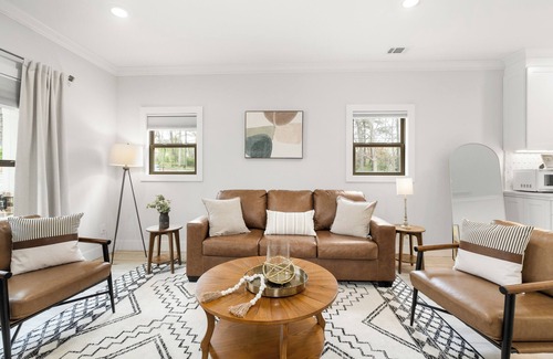 Town Center House | Kennesaw Charm-3 min to Downtown & Pet Friendly!