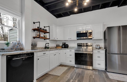 Town Center Apartment | Kennesaw-Private Entrance|Kitchen|Laundry