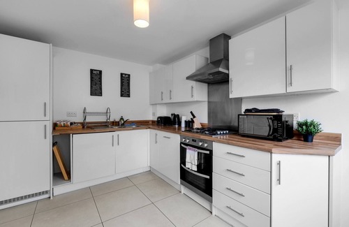 Maidenhead House | Kensal Green 4 Bedroom and 2 Bathroom House with Parking