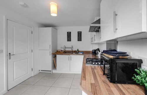 Maidenhead House | Kensal Green 4 Bedroom and 2 Bathroom House with Parking