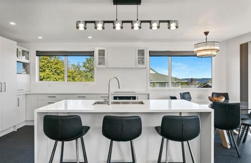 Richmond Heights House | Kensington Gem-Family Getaway