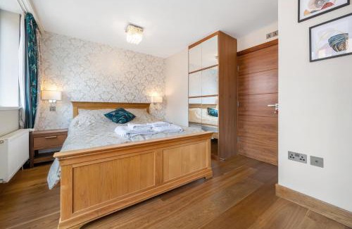 Abingdon Apartment | Kensington Haven 3-Bed, 3-Bth Flat