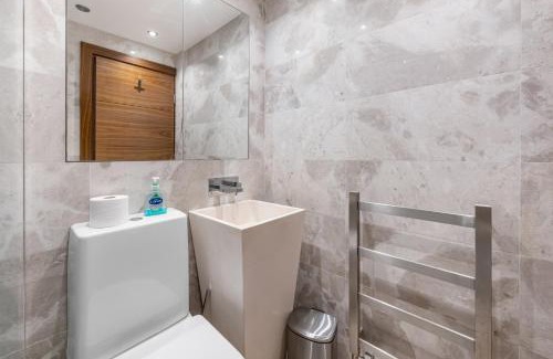 Abingdon Apartment | Kensington Haven 3-Bed, 3-Bth Flat