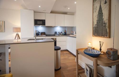 Royal Borough of Kensington and Chelsea Apartment | Kensington High Street One Bed with Air Con