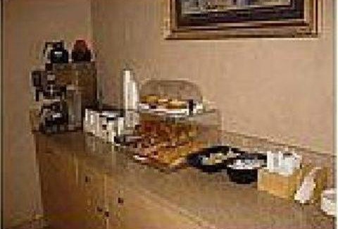 Howell Hotel | Kensington Inn - Howell