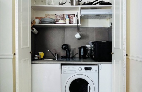 Abingdon Apartment | Kensington Studio Gem - Rare find by Holland Park