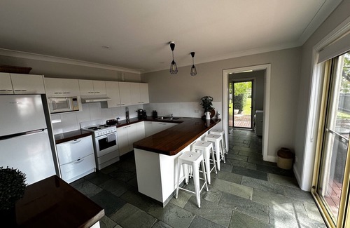 Central Mudgee Cottage | Kenso Cottage 28 –Small walk shops, cafes, Markets