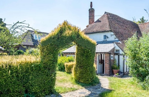Sittingbourne Cottage | Kent - Malt House Beautiful Tudor Cottage