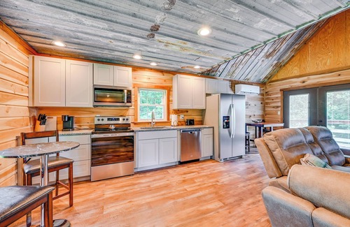 Hadley Apartment | Kentucky Cabin Retreat w/Covered Porch & Views