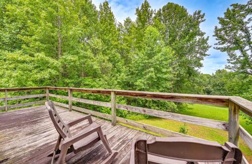 Hadley Apartment | Kentucky Cabin Retreat with Covered Porch and Views