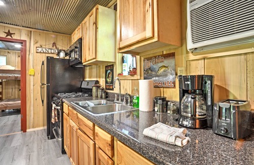 New Concord Cabin | Kentucky Cabin w/2 Fishing Ponds & Trail Access
