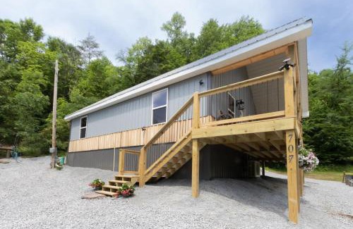 Jamestown House | Kentucky Coal Cabin 2 min from Lake Cumberland