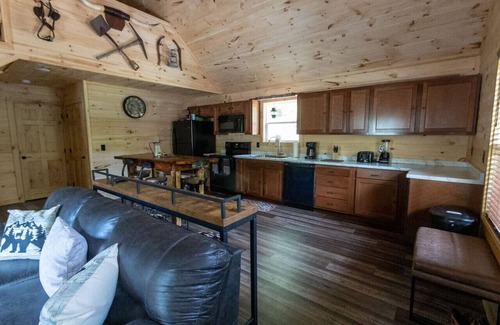 Jamestown Cabin | Kentucky Coal Cabin 2 min from Lake Cumberland