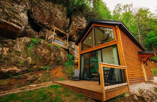 Rogers Cabin | Kentucky`s Best Hot Tub Feature | Sleeps 4 | Dogs