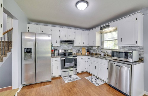 Oak Grove House | Kentucky Vacation Rental Escape w/Deck
