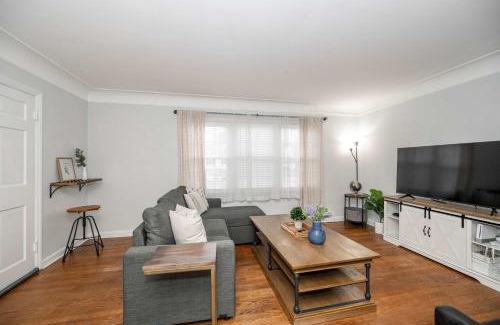 Roselawn Finance House | Kenwood Keys Suites - for 12
