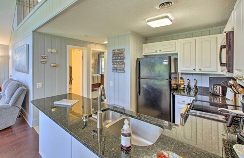 Salem Condo | Keowee Key Resort Condo w/Deck & Pool Access!