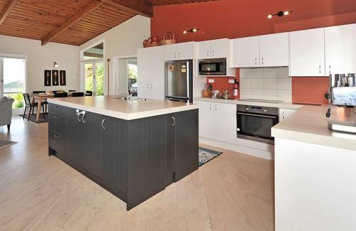 Ngaio Bay Cottage | Kereru at Kaiteriteri - Kaiteriteri Holiday Home