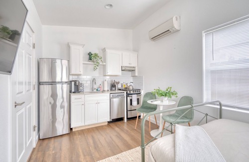 Kerns Apartment | Kerns Urban Cabin New Build AC Walkable