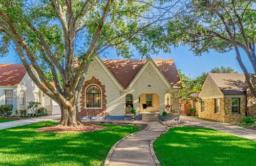 Kessler House | Kessler Park Retreat - Walking distance to Bishop Arts District