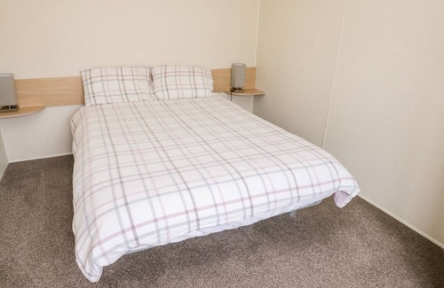 Cayton Bay Cottage | KESTREL 7, pet friendly, country holiday cottage, with pool in Cayton