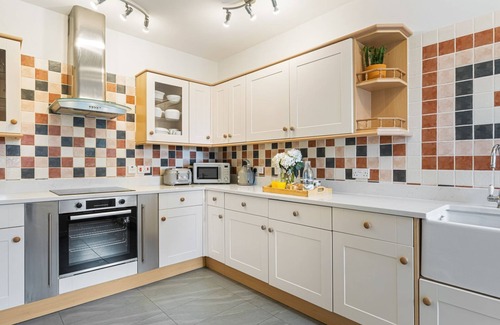 King's Stanley Cottage | Kestrel Barn, Leonard Stanley - sleeps 5 guests in 2 bedrooms