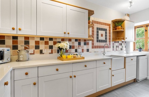 King's Stanley Cottage | Kestrel Barn, Leonard Stanley - sleeps 5 guests in 2 bedrooms