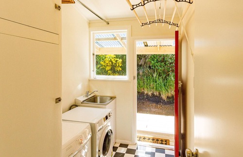 National Park Village House | Kestrel Cottage - National Park Holiday Home