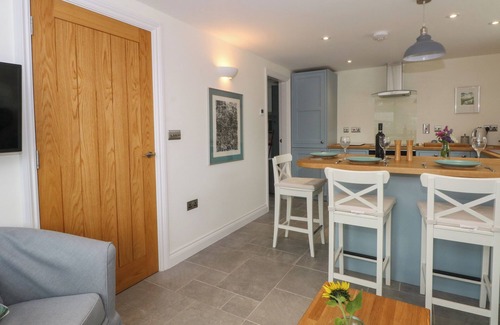 Shocklach Cottage | KESTREL, romantic, character holiday cottage in Tilston